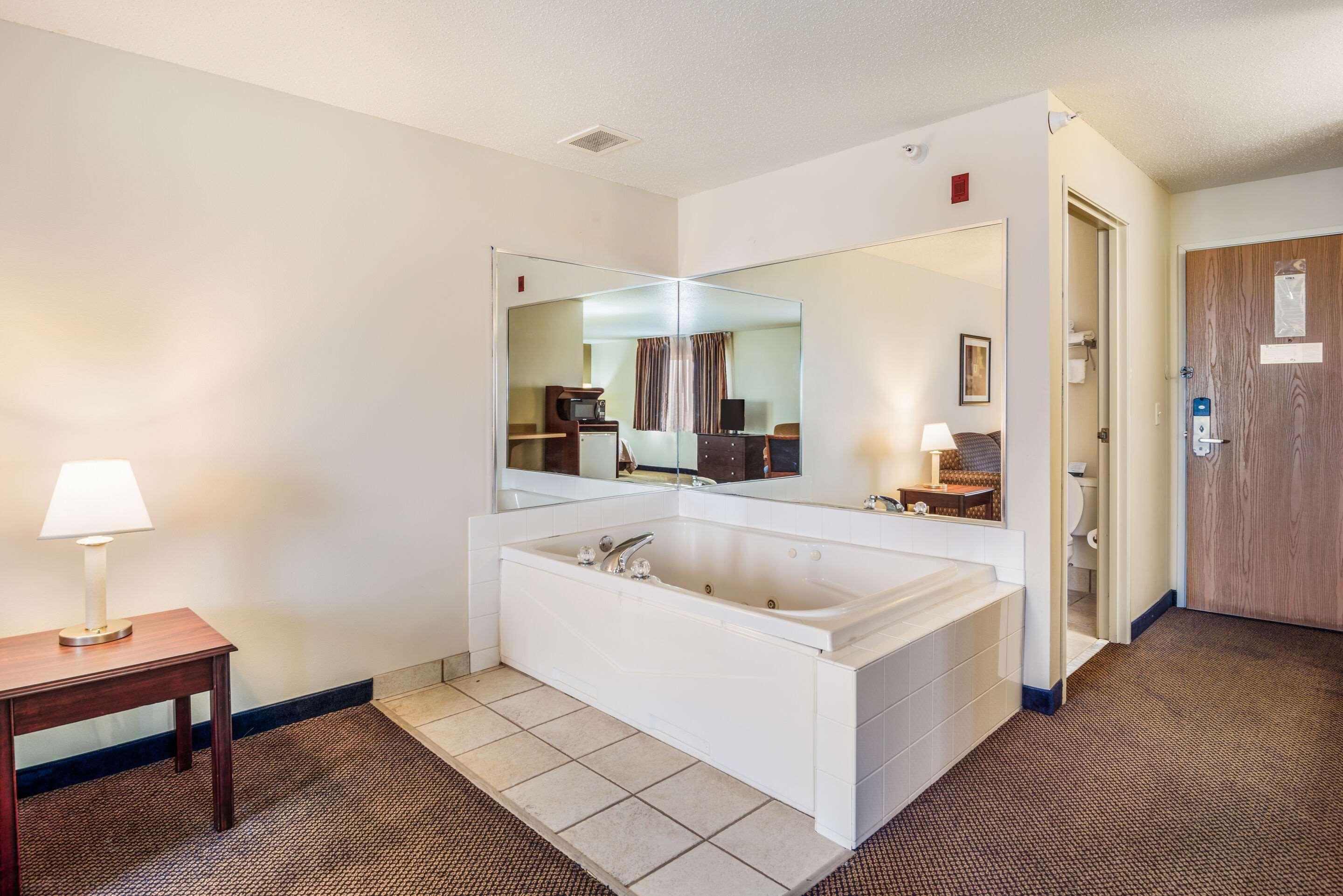 Quality Inn & Suites Eldridge Davenport North Екстер'єр фото
