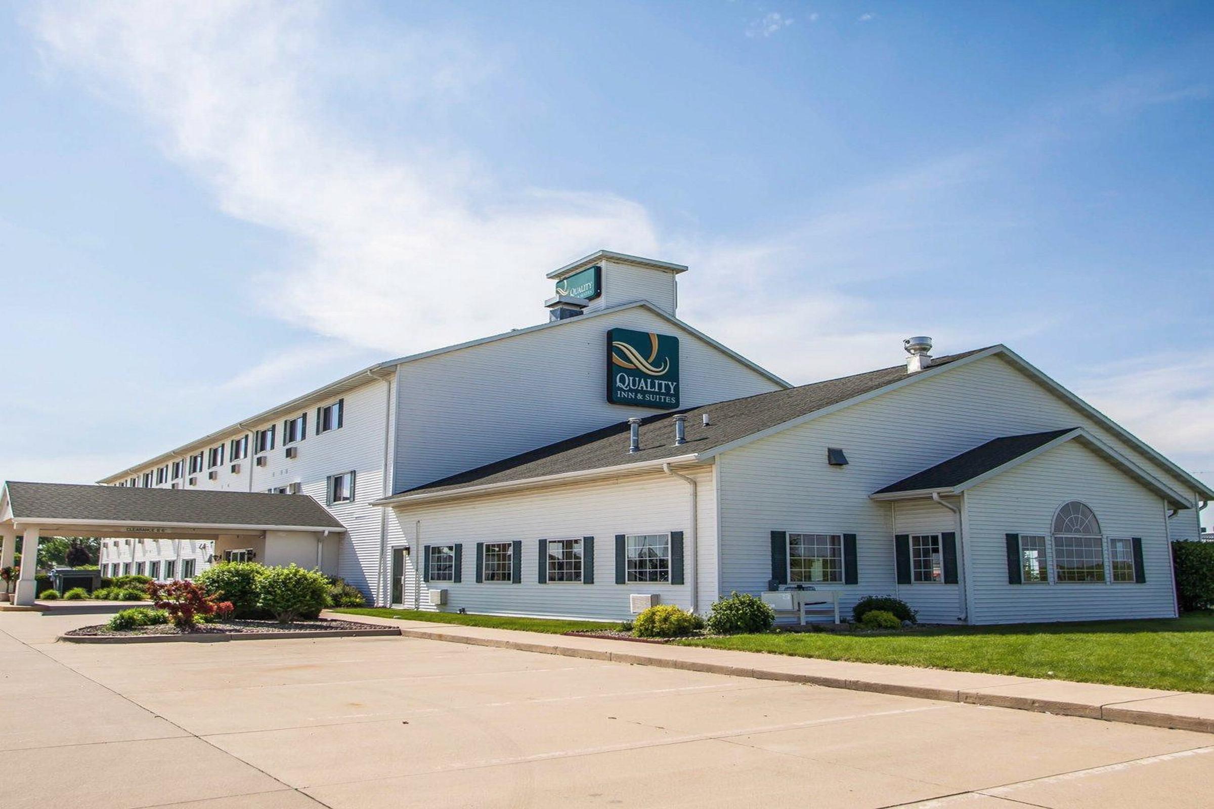 Quality Inn & Suites Eldridge Davenport North Екстер'єр фото