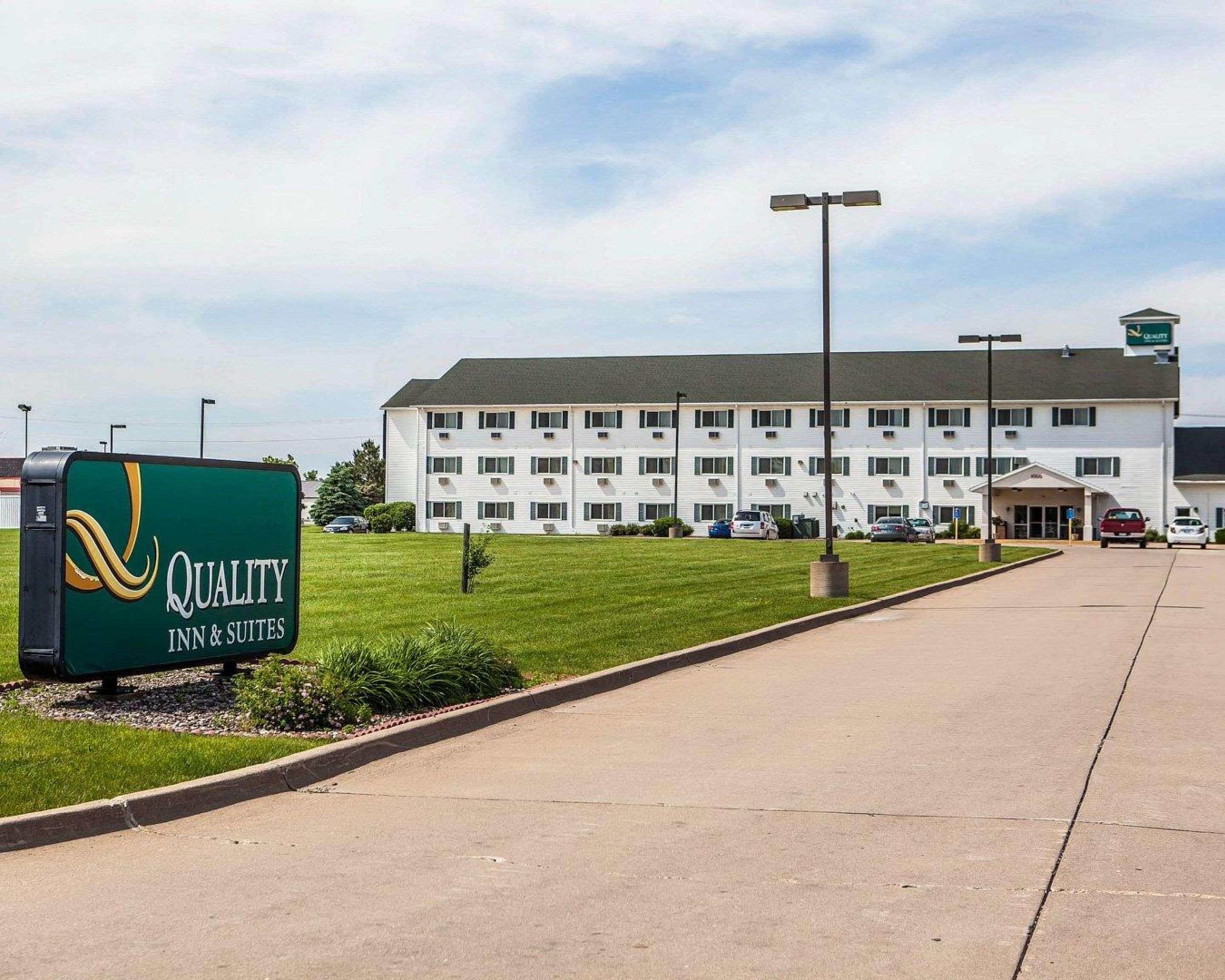 Quality Inn & Suites Eldridge Davenport North Екстер'єр фото